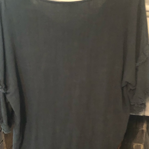 Cute green top Cute sleeves. Great piece for fall - Picture 4 of 4